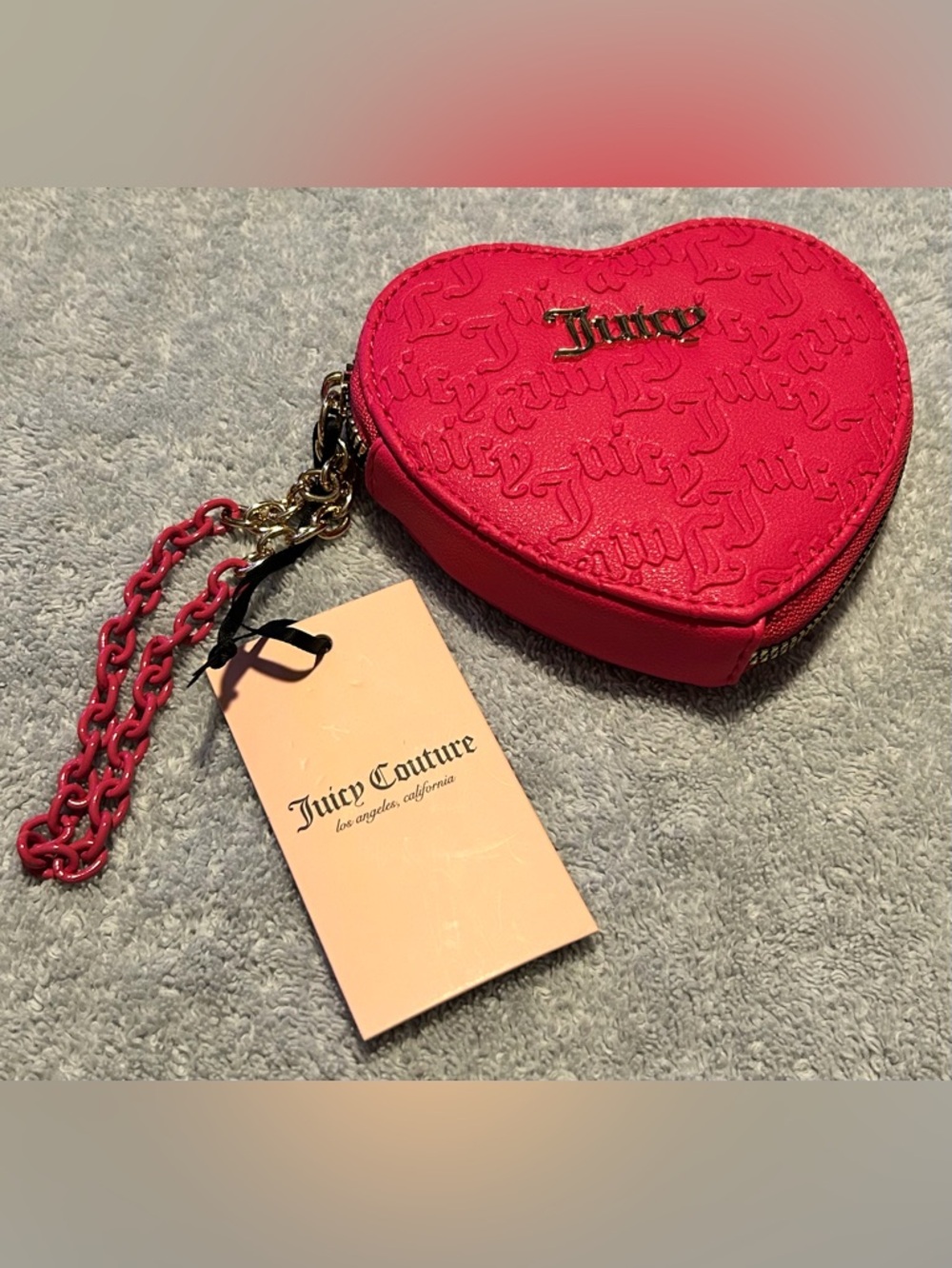 JUICY COUTURE PINK FLASH EMBOSSED “CAN’T TAME HER HEART” ZIP-AROUND/WRISTLET NWT